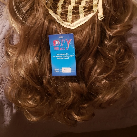 Synthetic layered wig, NWT main image 8